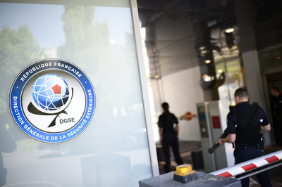 無免許運転で事故、逃げ込んだ先は情報機関で即逮捕 仏パリ