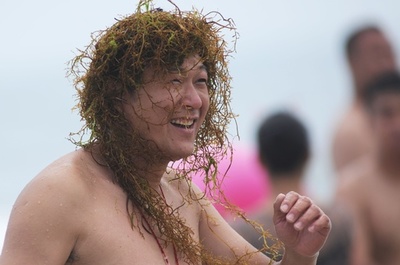 アオサ大発生で海水浴場が仮装パーティー会場に？