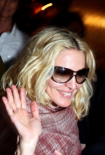 インドで休暇中のマドンナ一家、ムンバイの寺院などを訪問