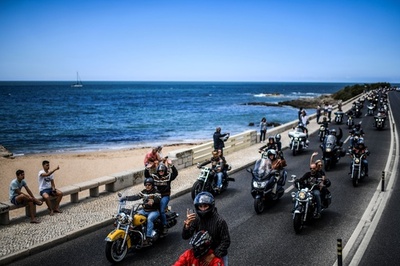 ハーレー愛好家が大集結、真っ青な空と海背に快走 ポルトガル