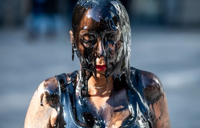 皮革産業の有害廃棄物に抗議、動物愛護団体がパフォーマンス 米NY