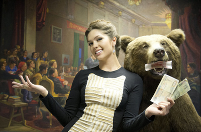 美女と野獣？ミス・ロシア、クマと一緒に記者会見