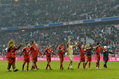 バイエルン、10人のブレーメンに圧勝