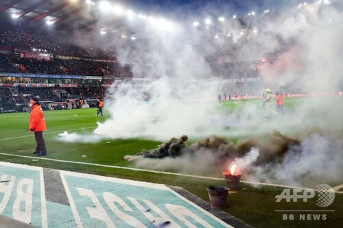 ファンの暴動で試合中止に ピッチに発煙筒 サッカーベルギー1部 写真5枚 ファッション ニュースならmode Press Powered By Afpbb News ファンの暴動で試合中止に ピッチに発煙筒 サッカーベルギー1部 写真5枚 ファッション ニュースならmode Press Powered By Afpbb News