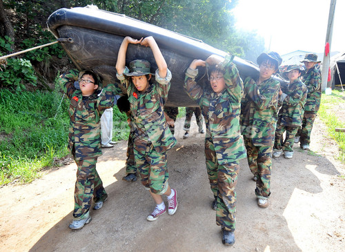 夏休みは軍事訓練 韓国海兵隊が一般市民向けキャンプ開催 写真15枚 ファッション ニュースならmode Press Powered By Afpbb News