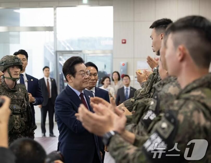 9月12日、韓国陸軍第7歩兵師団のチルソン展望台を訪れ、将兵たちを激励するイ・ジェミョン（李在明）大統領＝大統領室提供(c)news1