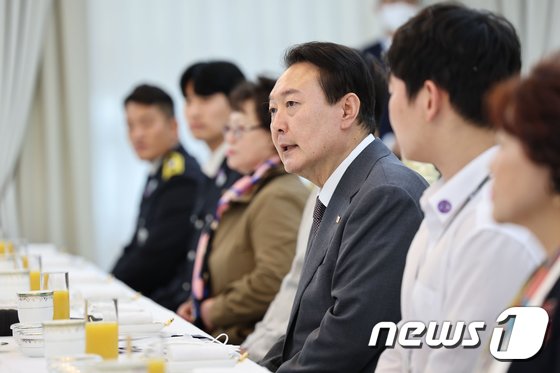 大統領室庁舎で開かれた昼食会で挨拶をする韓国のユン・ソンニョル（尹錫悦）大統領（大統領室提供）(c)news1