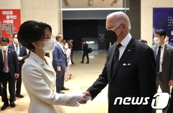 バイデン米大統領と握手するキム・ゴニ（金建希）氏(c)news1