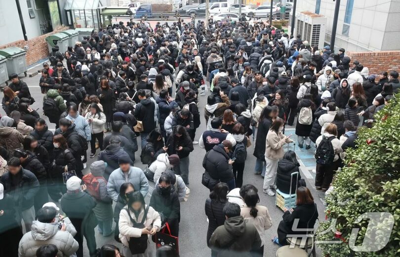 2025年12月23日、韓国大田市の聖心堂本店周辺で、クリスマス限定ケーキ「タルギシル」を買い求める客(c)news1