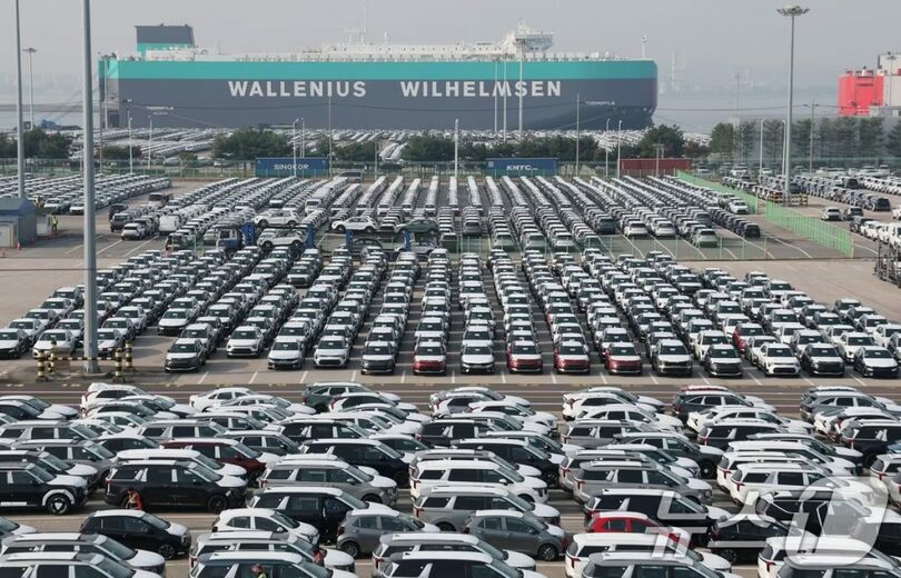 2025年10月30日、京畿道平沢港で米国への輸出を待つ韓国製自動車(c)news1