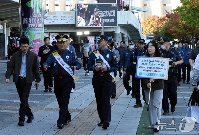 蚕室野球場周辺で混雑管理やチケット転売の取り締まりに当たる警察官ら＝14日、ソウル市松坡区(c)news1