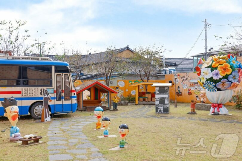 旧南原市内バスと漫画キャラクターがある南原らしさ館入口（韓国観光公社提供）