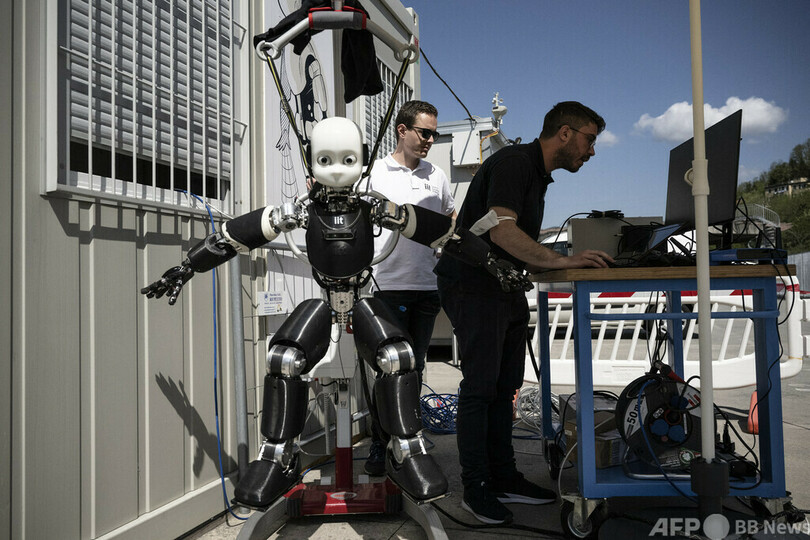 300キロ先の「分身」を遠隔操作 人型ロボットで検証実験