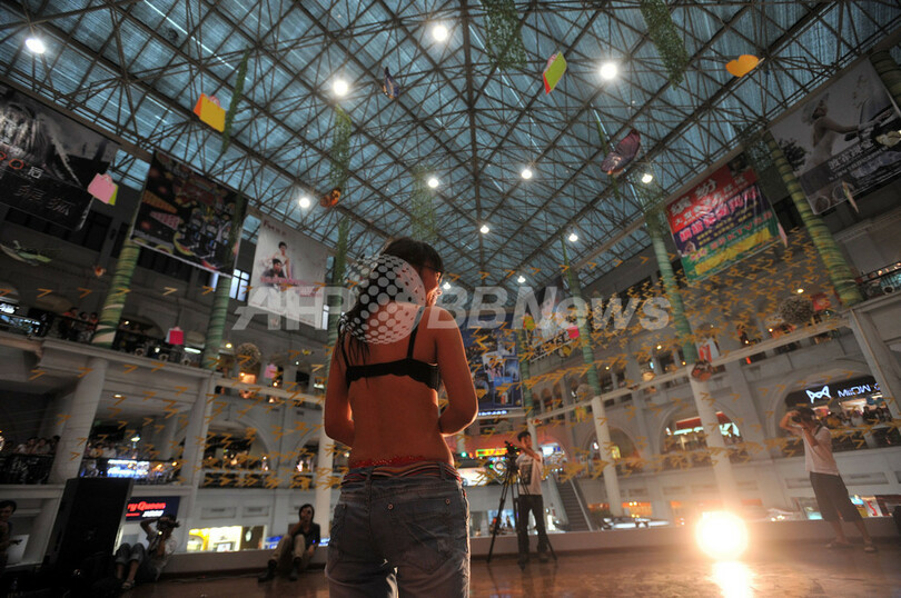 中国・武漢のショッピングモールでランジェリーショー
