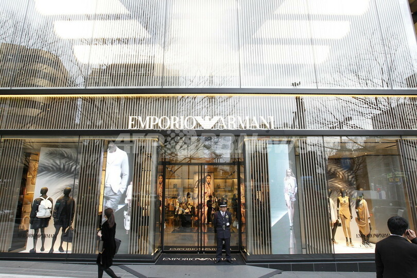 「エンポリオ アルマーニ青山」4日にオープン、日本初のカフェも