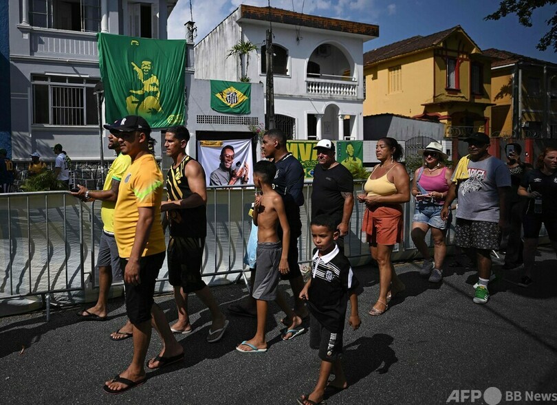 ペレ氏の通夜営まれる、古巣サントス本拠地で最後の別れ
