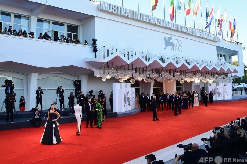 ベネチア国際映画祭開幕 レッドカーペットにペネロペ・クルスら