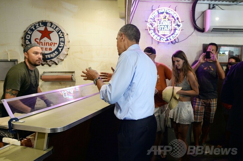 オバマ米大統領、行列割り込みで予想外の大出費