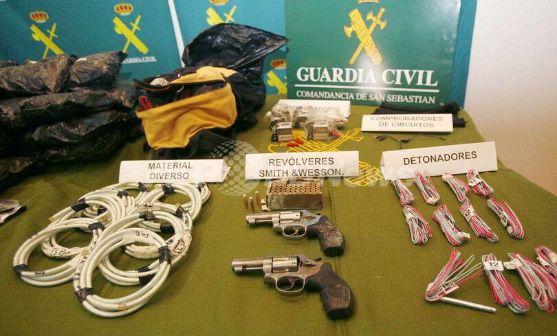 スペイン警察が身柄拘束の2人、2006年空港駐車場爆破事件の容疑者か