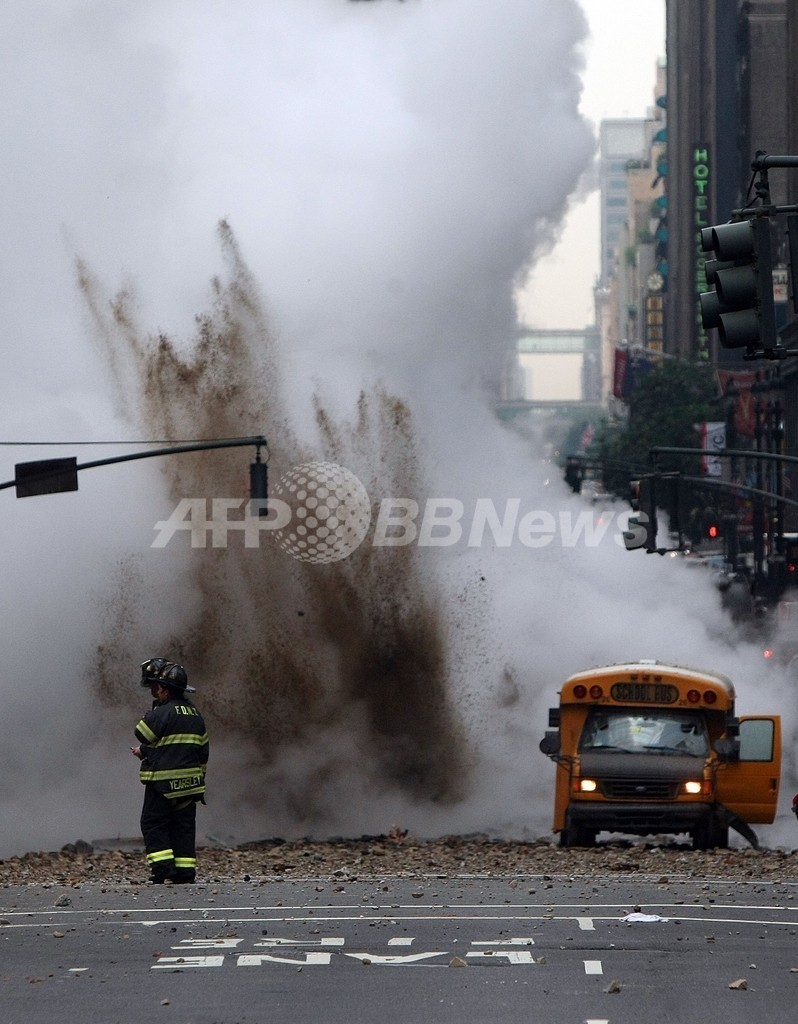 ＮＹ中心部で蒸気管破裂による大爆発、テロとは無関係