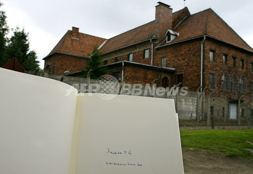 ローマ法王、強制収容所の「死の壁」前で祈りを捧げる - ポーランド