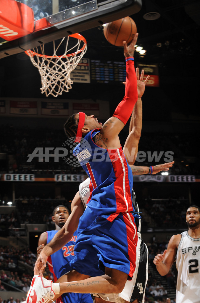 ピストンズ 敵地でスパーズを下す