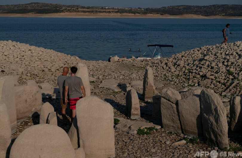 水位低下で出現 中世の教会や「スペインのストーンヘンジ」