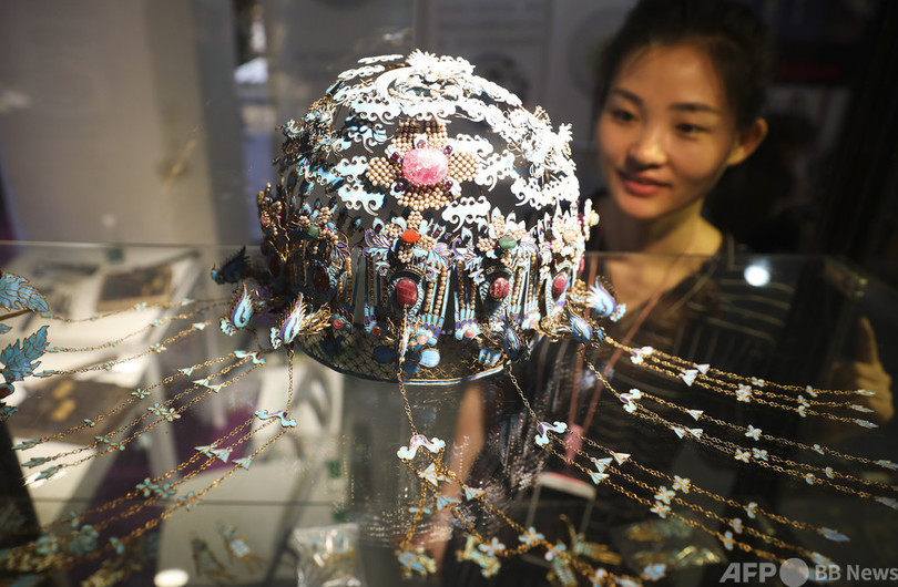 野鳥の羽を使った手工芸品を違法販売 北京で女性経営者が逮捕