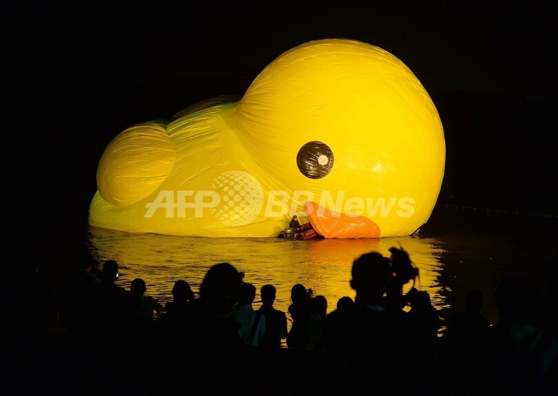 黄色い「巨大アヒル」、今度は北京の歴史的名所に登場
