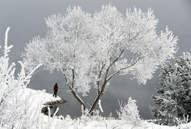 氷点下10度、釣りを楽しむ人たち スロバキア