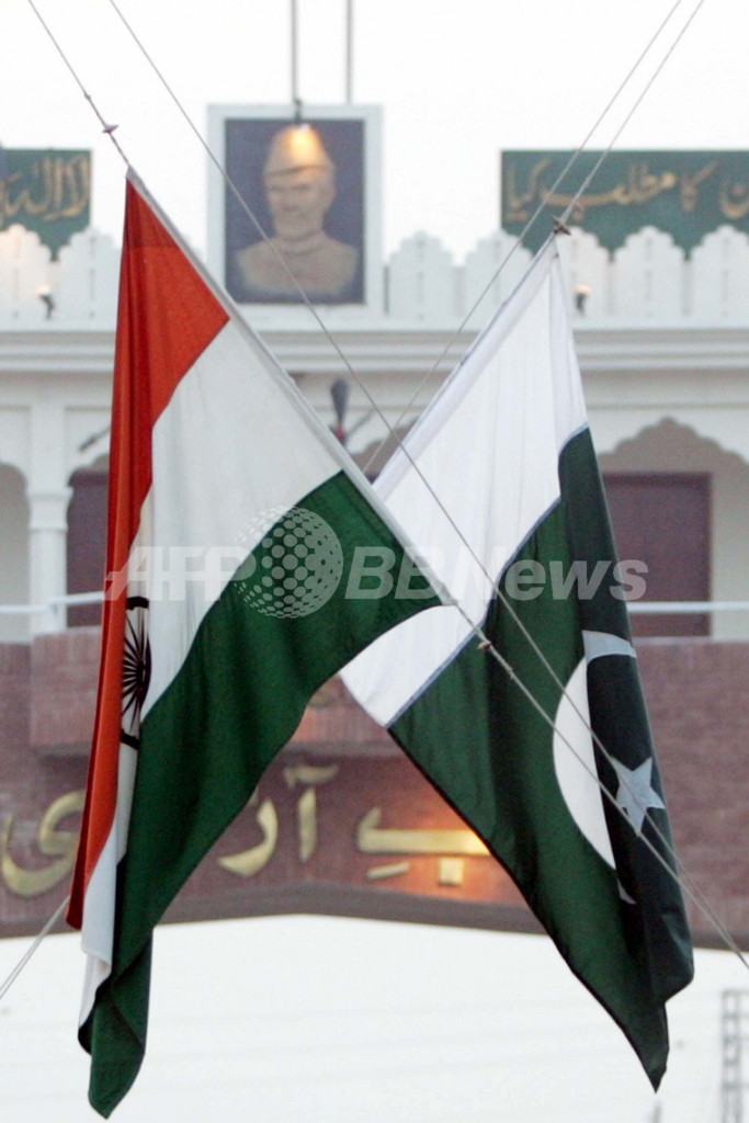 印パ国境検問所で恒例の「国旗降納式」