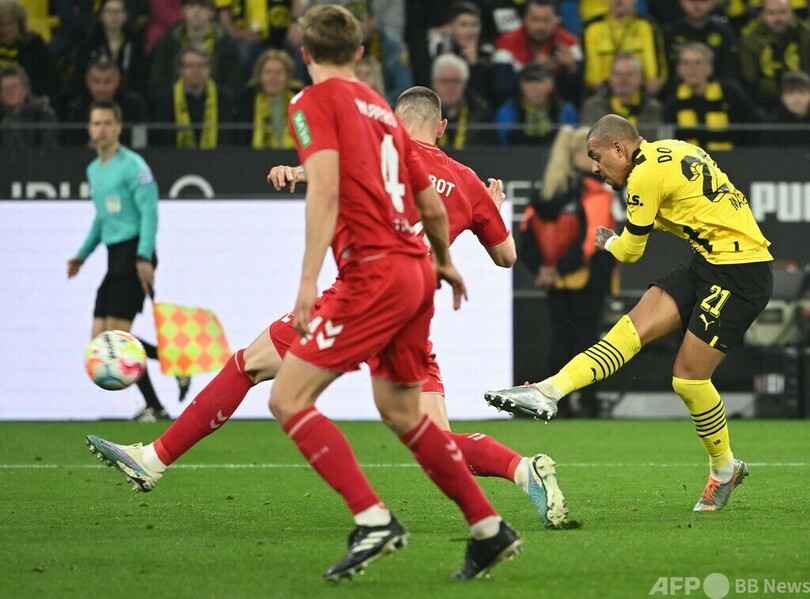 ドルトムントが6発大勝 バイエルン抑え暫定首位