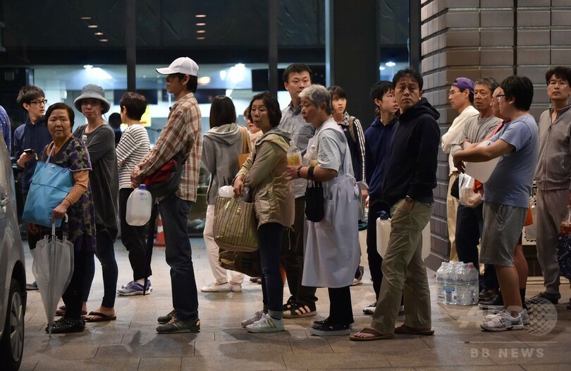 地震続く熊本、市役所で食料受け取る市民ら