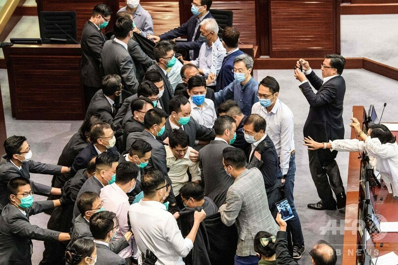 香港議会、中国国歌侮辱禁止法案めぐり衝突続く