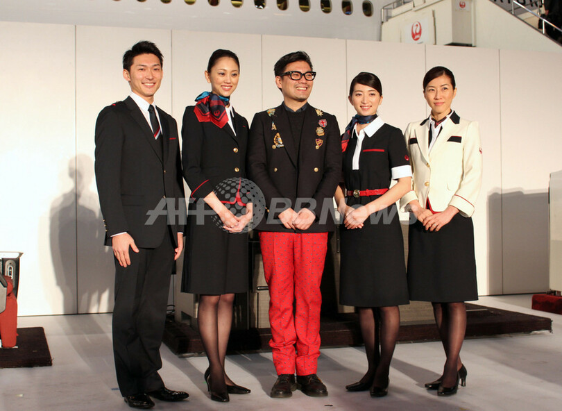 JAL新制服お披露目、デザイナーの丸山敬太が登場