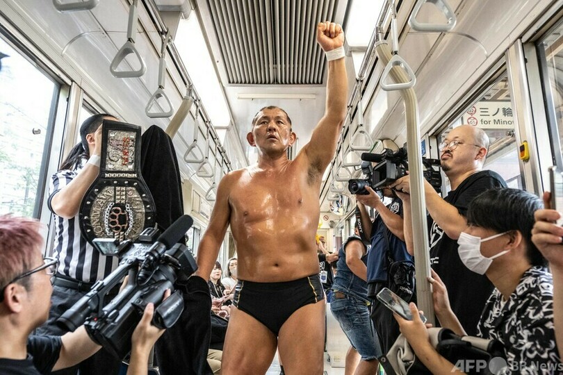 史上初「都電プロレス」開催 車内でレスラーが激闘