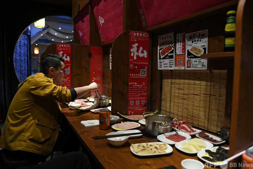 中国で広がる「独身経済」 1人用カラオケや火鍋 日本料理