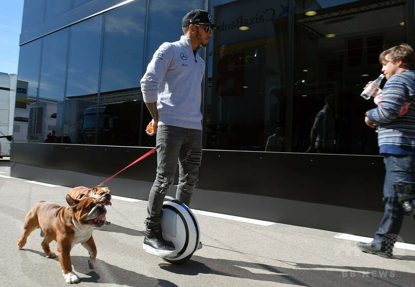 電動一輪車に乗ったハミルトン、愛犬を連れてパドックに
