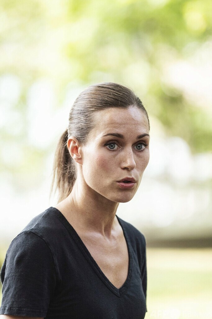 フィンランド首相、「不適切」写真を謝罪 公邸で半裸女性2人がキス