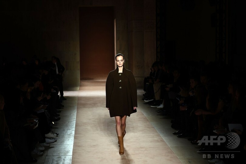 アシンメトリーな裾とドレープでフェミニンに、「ヴィクトリア ベッカム」15/16年秋冬