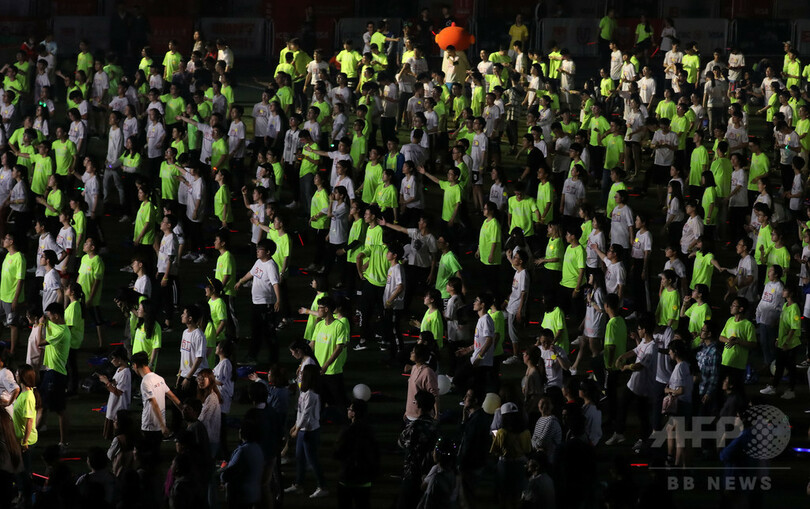 夜のキャンパスで太極拳 南京の大学でスポーツイベント