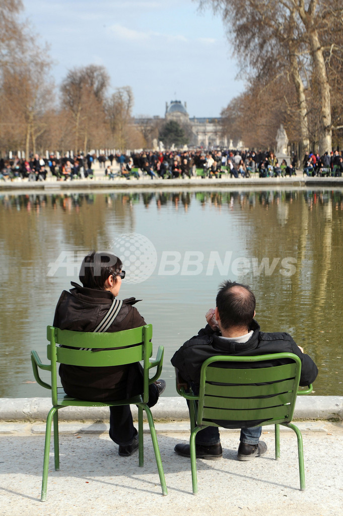 パリに春到来、暖かさを満喫する人々