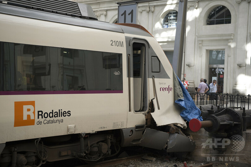 バルセロナ中心部の駅で列車事故、54人負傷 スペイン