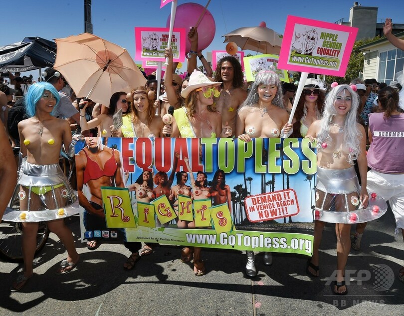 女性が「トップレス」になる権利訴え、米各地でパレード