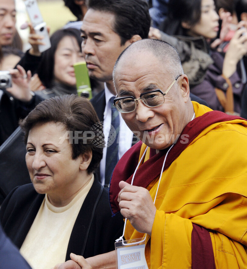 ノーベル平和賞受賞者サミット閉幕、ダライ・ラマが慰霊碑に献花 広島