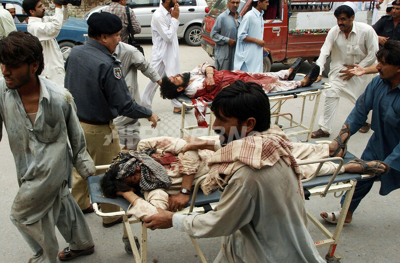 パキスタン北西部で自爆攻撃、市場の建物倒壊 死傷者多数