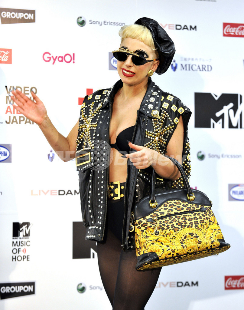 アニメ風？ガガ、デカ目メークで会見