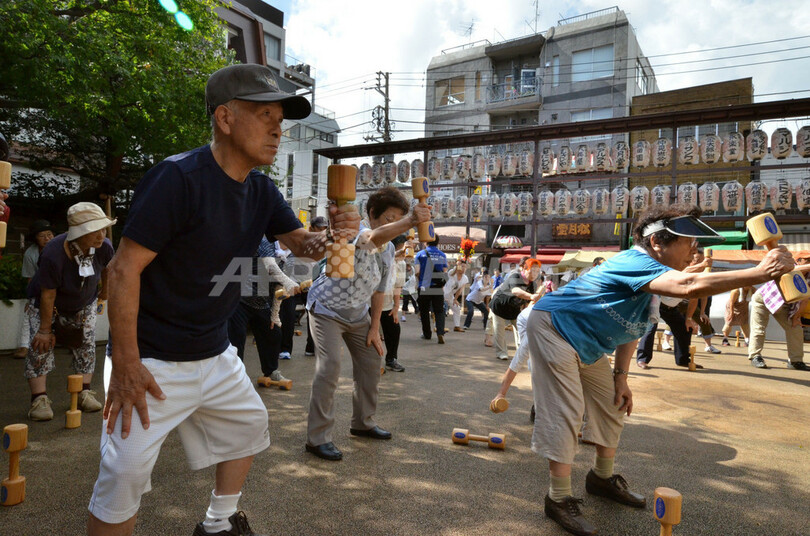 敬老の日、木製ダンベルでエクササイズ