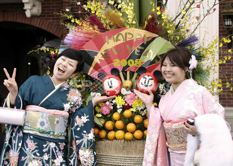 子年の主役？ ミッキー＆ミニーが着物姿でパレード