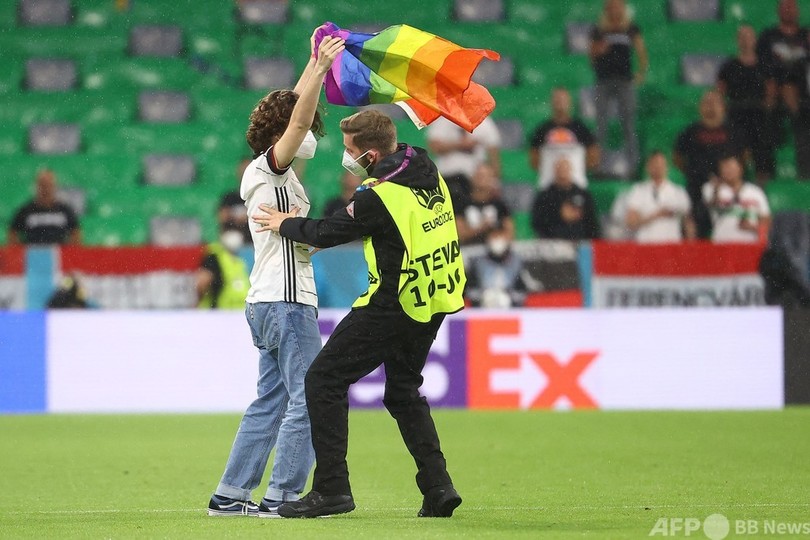  ハンガリー、反LGBTQ法でEUと対立 独各地で虹色ライトアップ